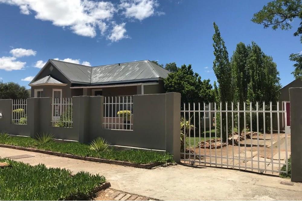 This spacious 3 bedroom, 1 bathroom property for sale in Middelburg/ Eastern cape