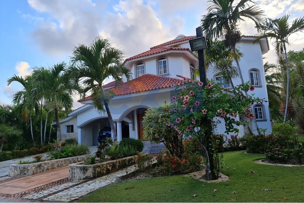 VILLA CON PISCINA EN JUAN DOLIO METRO COUNTRY CLUB